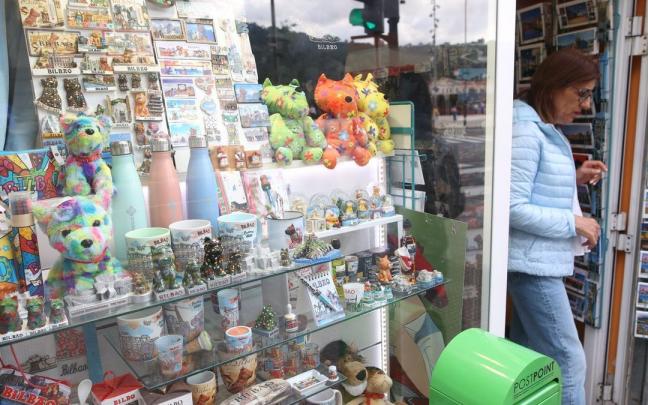 Desde que las redes desplazaron a las postales lo que m&aacute;s se compran son imanes.