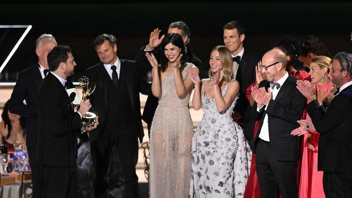 El equipo de "The White Lotus", la gran ganadora de los Emmys 2022.
