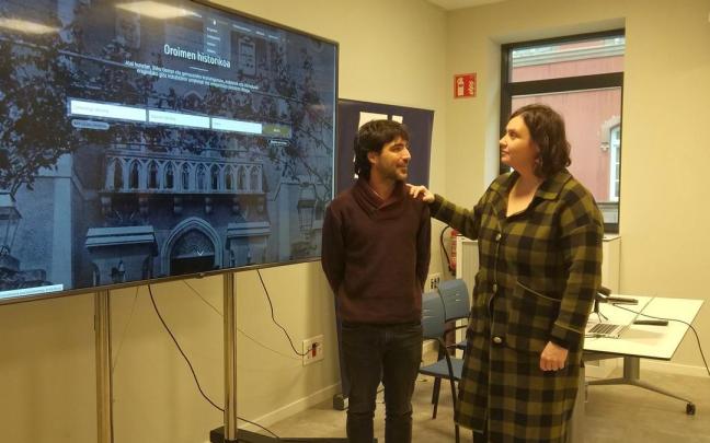 El autor de la investigación, Javier Buces, de Aranzadi, junto a la alcaldesa de Erandio, Aitziber Oliban, ayer en el municipio.