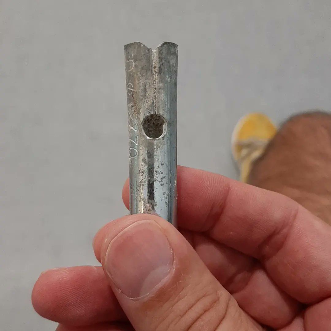 El anclaje con el que tropezó patinando.