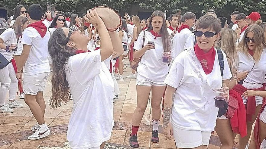 La fiesta arrancó tras el cohete con la bota, entre risas y móviles.