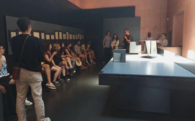 Los artistas participantes en la tercera edición de JAI están conociendo estos días a fondo la obra de Oteiza en su Fundación Museo.