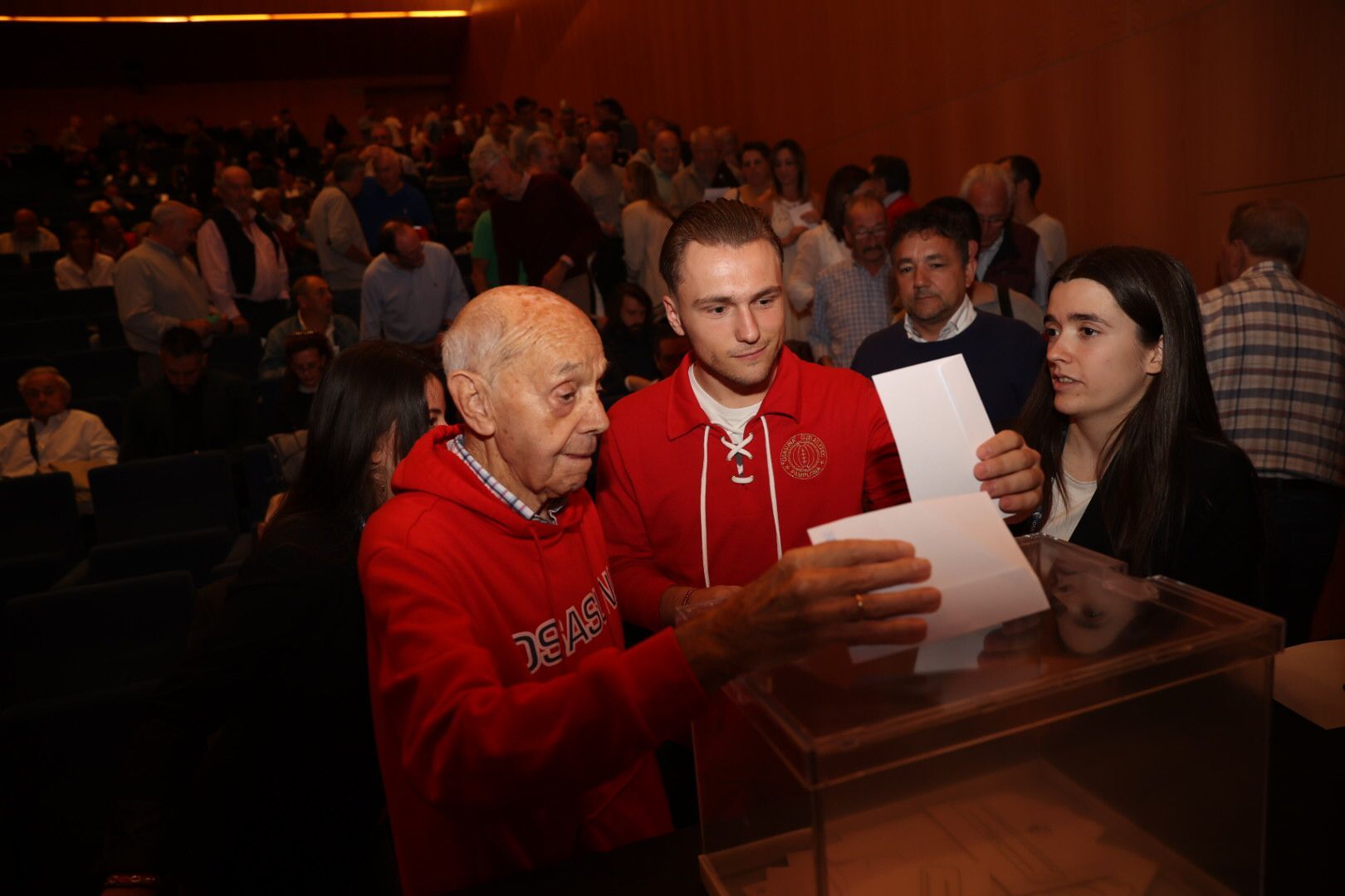 Socios depositando su voto