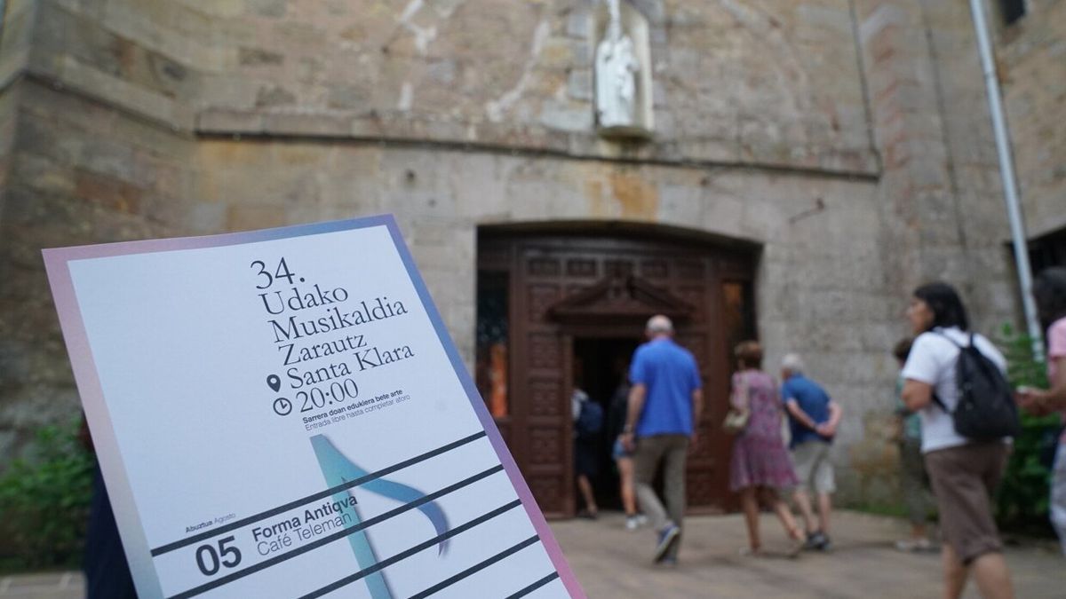El público asistente accede al interior del convento de Santa Klara en Zarautz