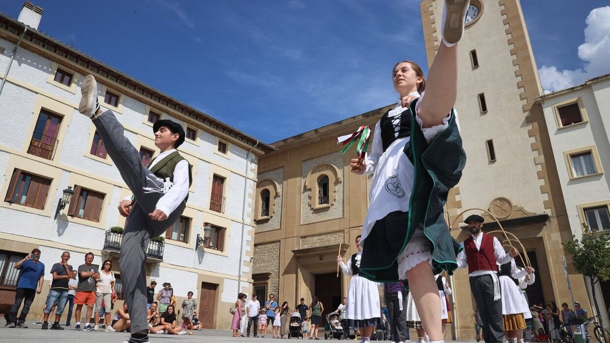 Demostración de baile en la Plaza Consistorial junto a la Parroquia de San Andrés.