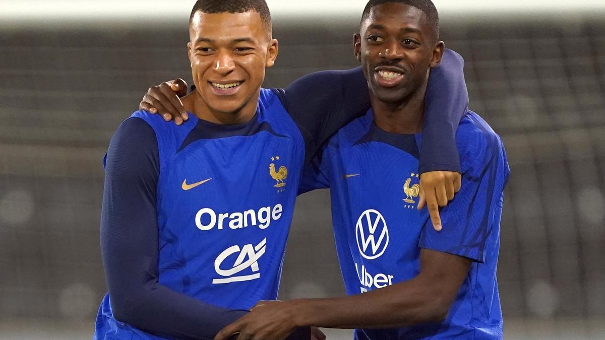 Kylian Mbappé se abraza a Ousmane Dembélé.