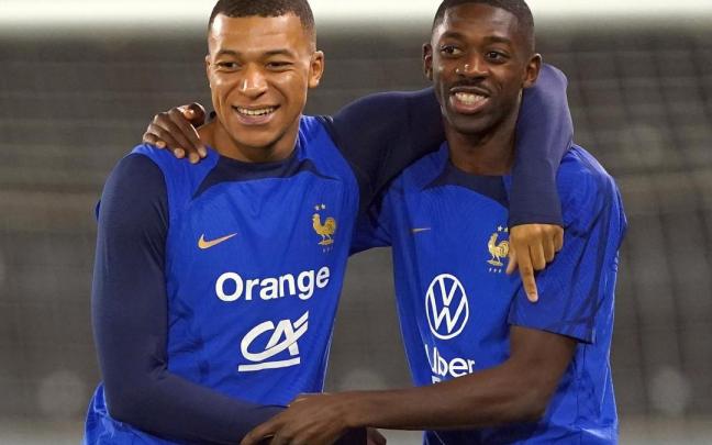 Kylian Mbapp&eacute; se abraza a Ousmane Demb&eacute;l&eacute;.