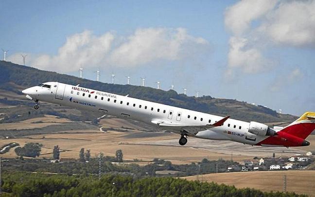 Las compras de vuelos por Internet repuntan. | FOTO: PATXI CASCANTE