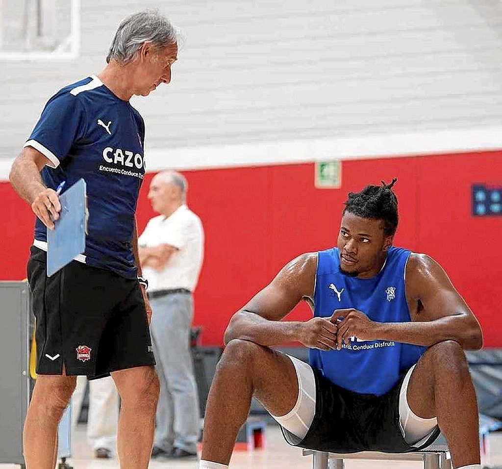 Steven Enoch charla con el preparador físico Oskar Bilbao.