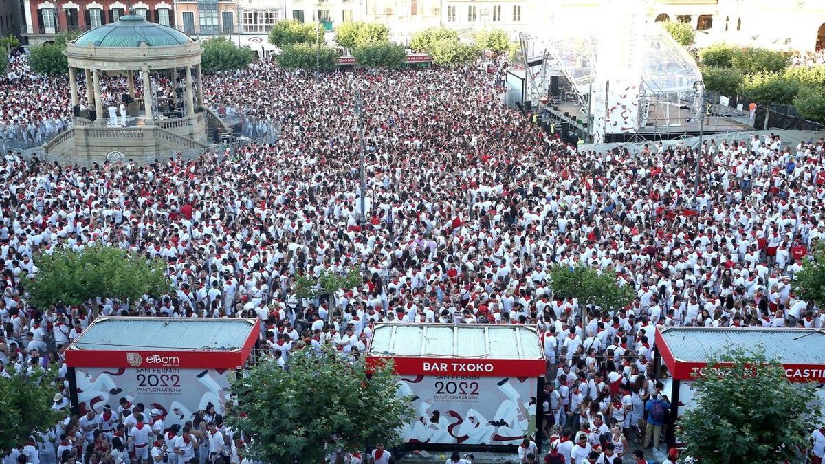 La plaza del Castillo y sus barras, a rebosar, durante los pasados Sanfermines.