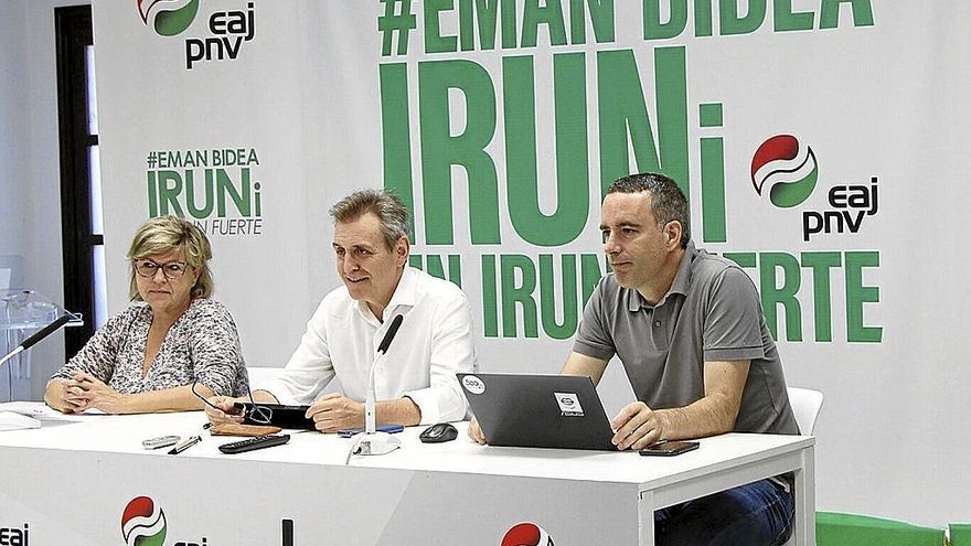 Los jeltzales Lourdes Larraza, Xabier Iridoy y Iosu Iguiñiz, presentado la propuesta. | FOTO: N.G.