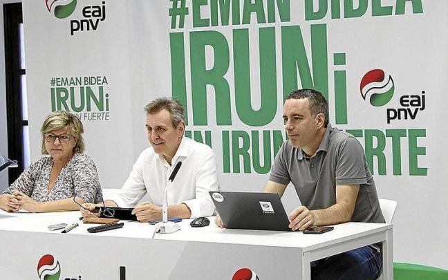 Los jeltzales Lourdes Larraza, Xabier Iridoy y Iosu Igui&ntilde;iz, presentado la propuesta. | FOTO: N.G.