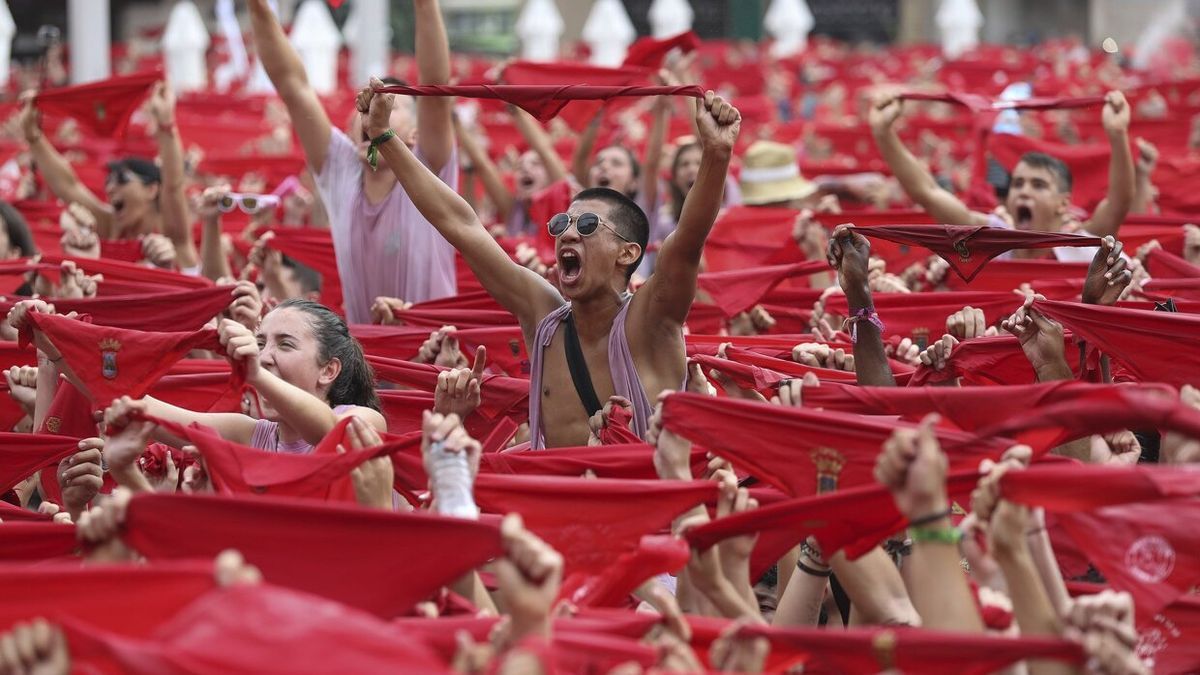 Pa&ntilde;uelos rojos en alto durante el lanzamiento del cohete de fiestas de Santa Ana de 2019
