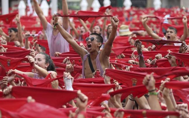 Pa&ntilde;uelos rojos en alto durante el lanzamiento del cohete de fiestas de Santa Ana de 2019