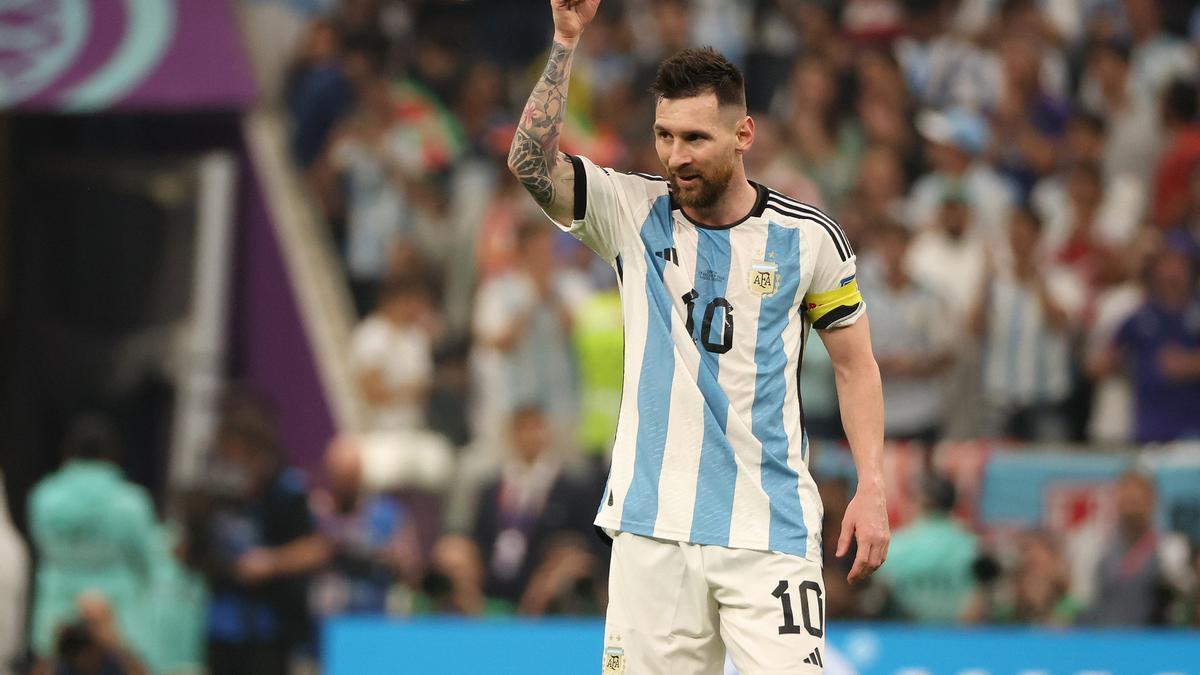 Messi celebra puño en alto el tercer gol de Argentina en semifinales.