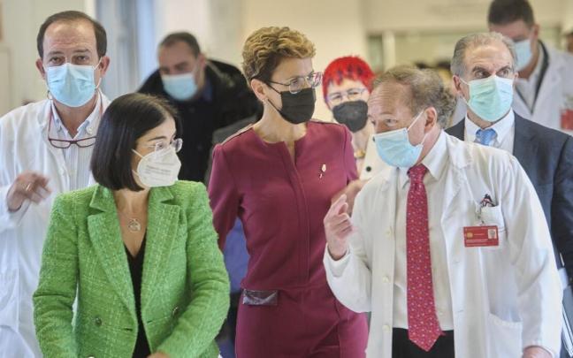 El jefe de Oncología Radioterápica del HUN, Enrique Martínez, charla con la ministra de Sanidad, Carolina Darias, durante la visita a los nuevos equipos de última generación instalados en el HUN.
