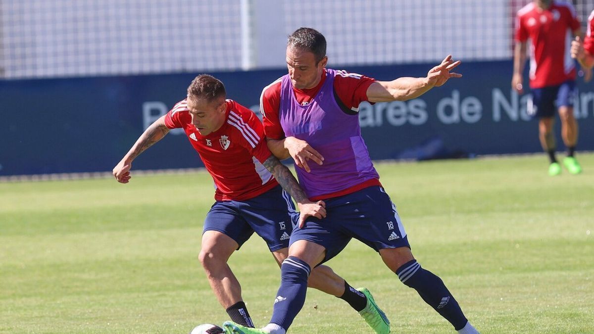 Kike García y Rubén Peña pugnan por un balón en el entrenamiento de este miércoles