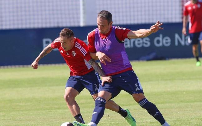 Kike García y Rubén Peña pugnan por un balón en el entrenamiento de este miércoles