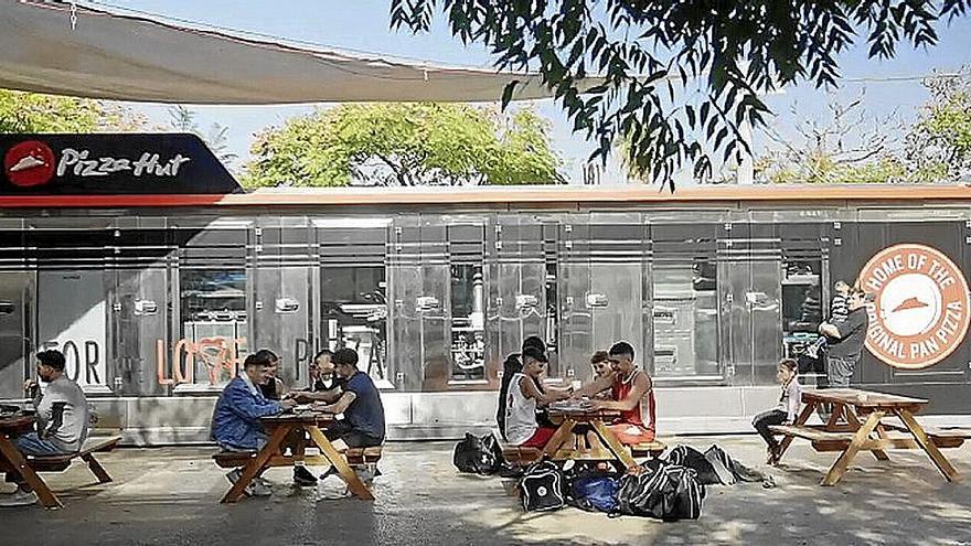 Pizza Hut en Israel: solo robots cocinan y atienden a la clientela.