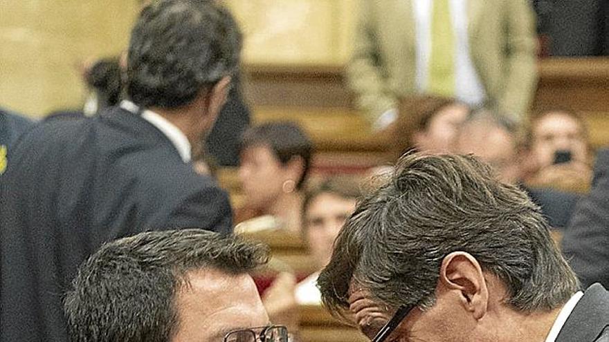 Pere Aragonès atiende a Salvador Illa, ayer en el Parlament. | FOTO: EFE