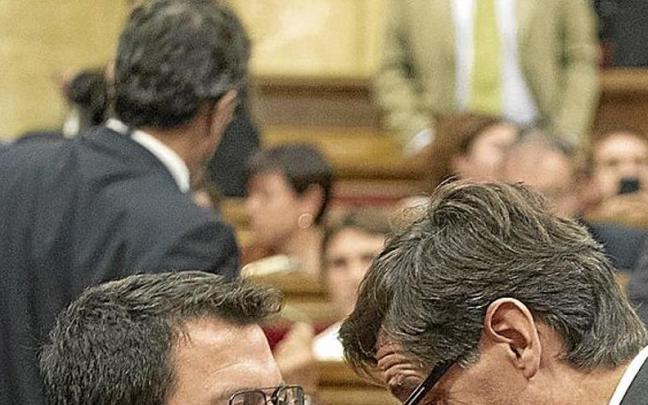Pere Aragon&egrave;s atiende a Salvador Illa, ayer en el Parlament. | FOTO: EFE