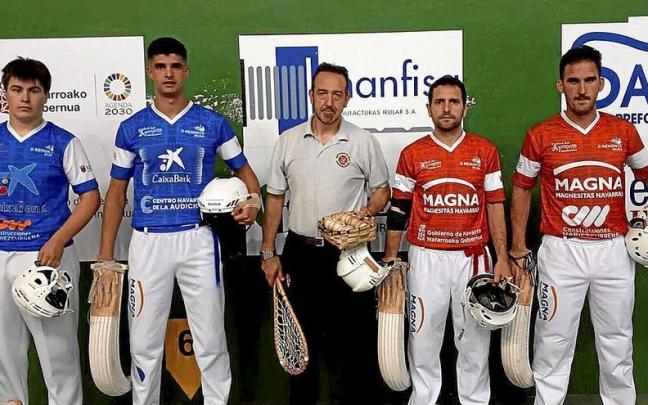 De izquierda a derecha, Mitxeo, Jabaleta, el juez del partido, Matxin III y Ion, antes del partido de ayer en Irurtzun. | FOTO: CEDIDA