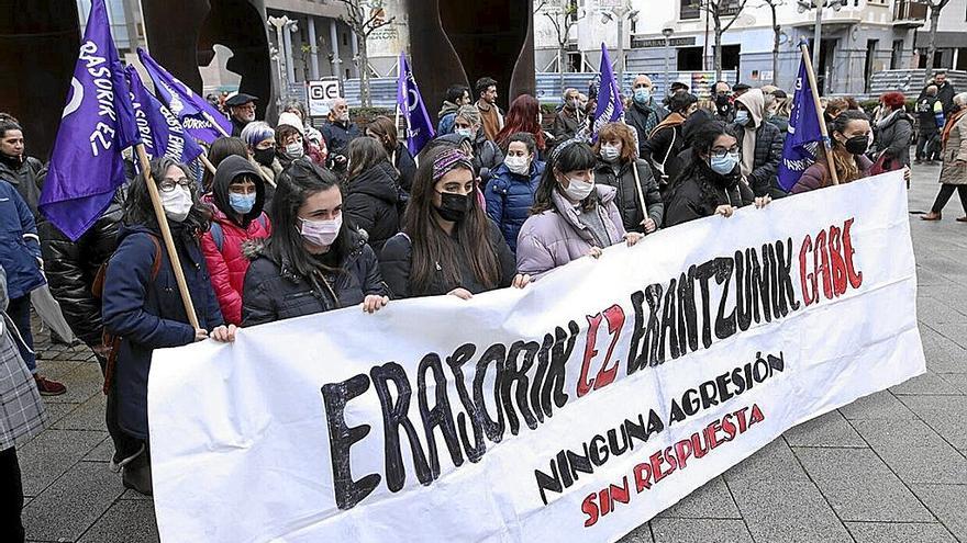 Concentración de repulsa en Barakaldo tras una agresión sexual. | FOTO: PABLO VIÑAS