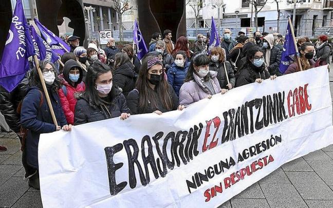 Concentraci&oacute;n de repulsa en Barakaldo tras una agresi&oacute;n sexual. | FOTO: PABLO VI&Ntilde;AS