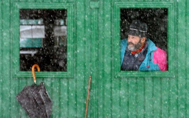 Un vecino de la localidad navarra de Gorriti observa desde el interior de su vivienda la copiosa nevada. Un vecino de la localidad navarra de Gorriti observa desde el interior de su vivienda la copiosa nevada.