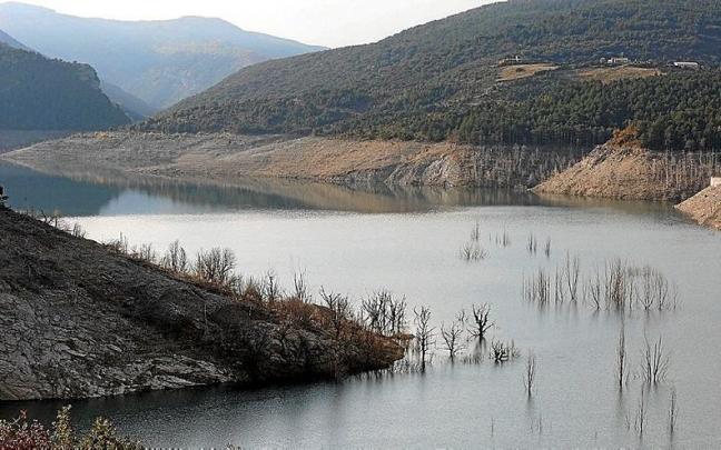 Sequía del río Irati en el pantano de Itoiz, en una imagen de archivo de octubre de 2021.
