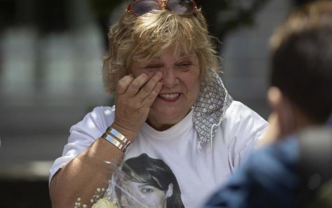 Asun Casasola, madre de Nagore Laffage, en un acto de homenaje con motivo del aniversario de su asesinato a manos de José Diego Yllanes en los Sanfermines de 2008. Asun Casasola, madre de Nagore Laffage, en un acto de homenaje con motivo del aniversario de su asesinato a manos de José Diego Yllanes en los Sanfermines de 2008.