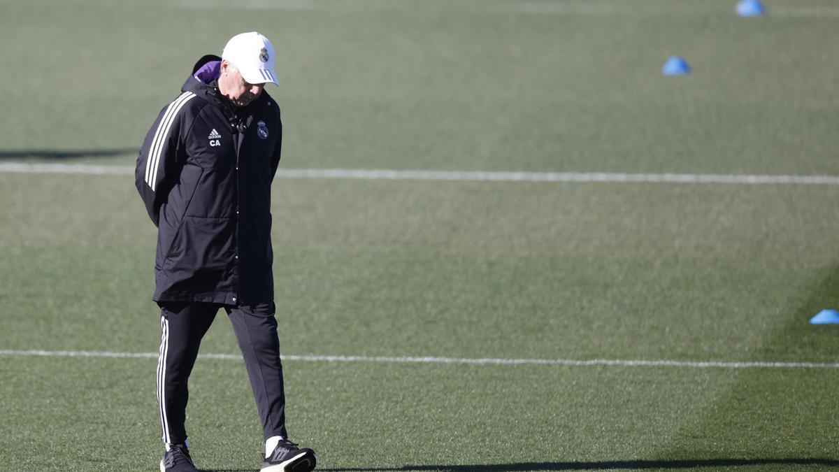 El entrenador del Real Madrid Carlo Ancelotti durante el entrenamiento llevado a cabo este viernes en la Ciudad Deportiva de Valdebebas.