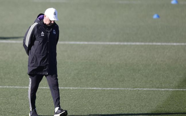 El entrenador del Real Madrid Carlo Ancelotti durante el entrenamiento llevado a cabo este viernes en la Ciudad Deportiva de Valdebebas. El entrenador del Real Madrid Carlo Ancelotti durante el entrenamiento llevado a cabo este viernes en la Ciudad Deportiva de Valdebebas.