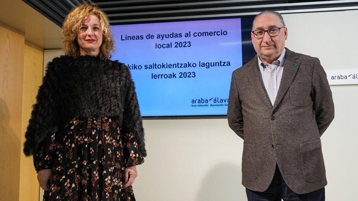 González y García presentando las ayudas de 2023 al comercio minorista alavés.