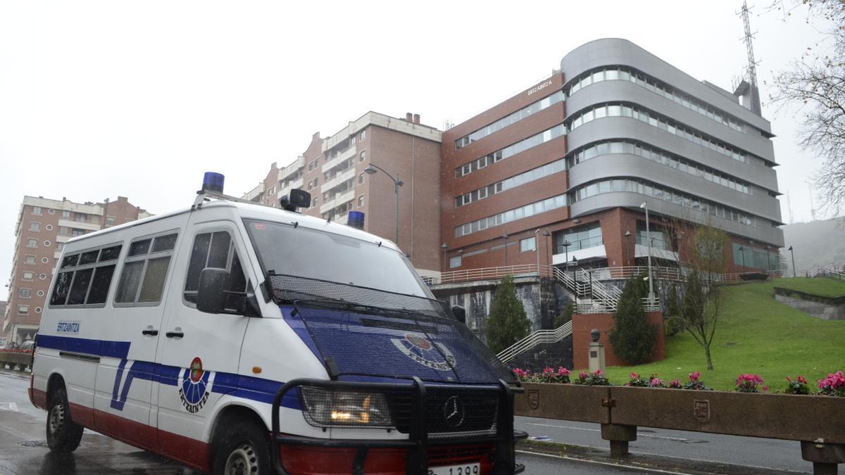 Comisaría de la Ertzaintza en Deusto, donde permanece la detenida prestando declaración