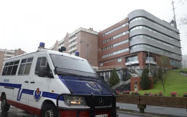 Comisaría de la Ertzaintza en Deusto, donde permanece la detenida prestando declaración