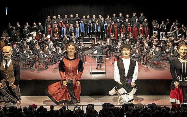 Todas las entidades participantes en el ‘Tubala Brass Week’ sobre el escenario. | FOTOS: MIKEL LEGARISTI