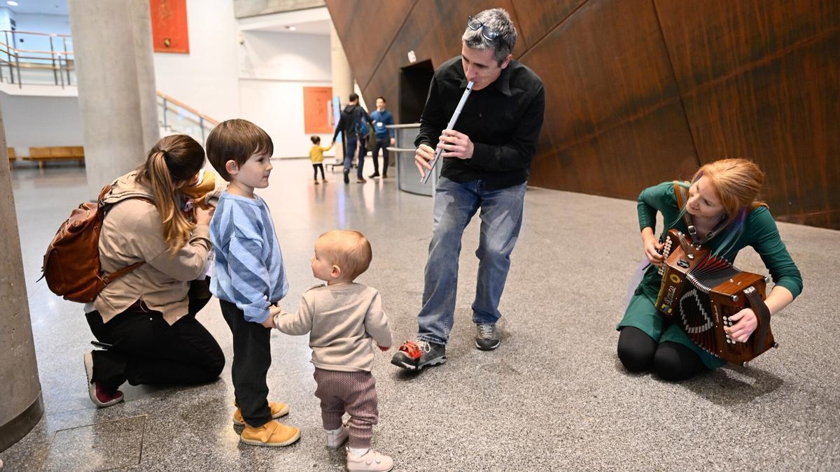 Un par de peques disfrutan de las melodías de 'Musika Sehaskatik' en el Palacio Euskalduna.