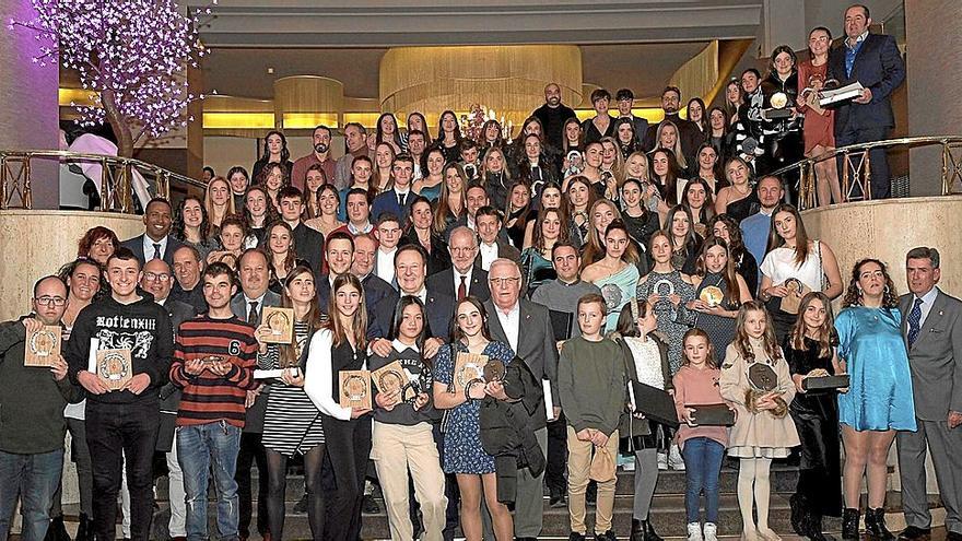 Foto conjunta de todos los premiados en la gala con Miguel Pozueta, director del IND, y la junta directiva de la Federación Navarra.