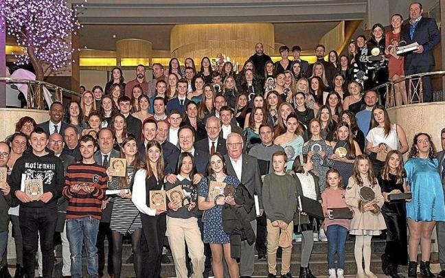 Foto conjunta de todos los premiados en la gala con Miguel Pozueta, director del IND, y la junta directiva de la Federación Navarra.