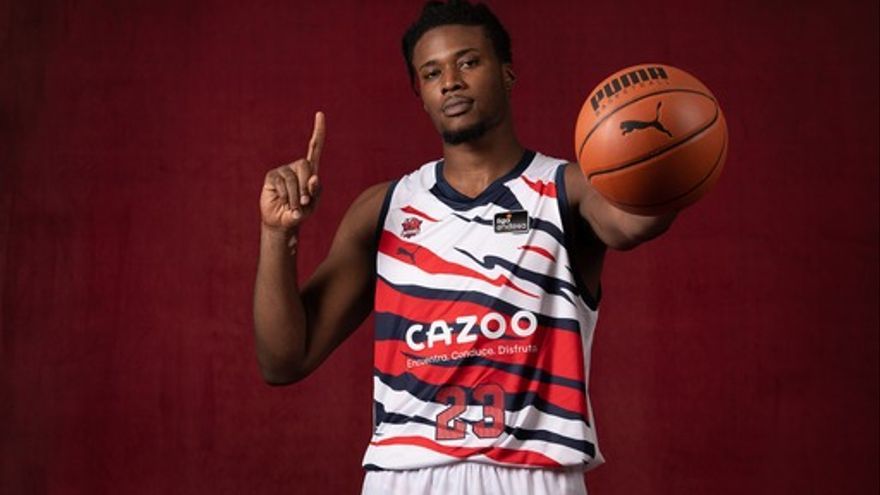 Enoch posa con la segunda equipación del Baskonia