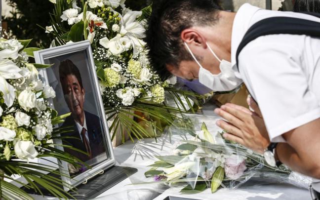 Altar en memoria del ex primer ministro japon&eacute;s Shinzo Abe.