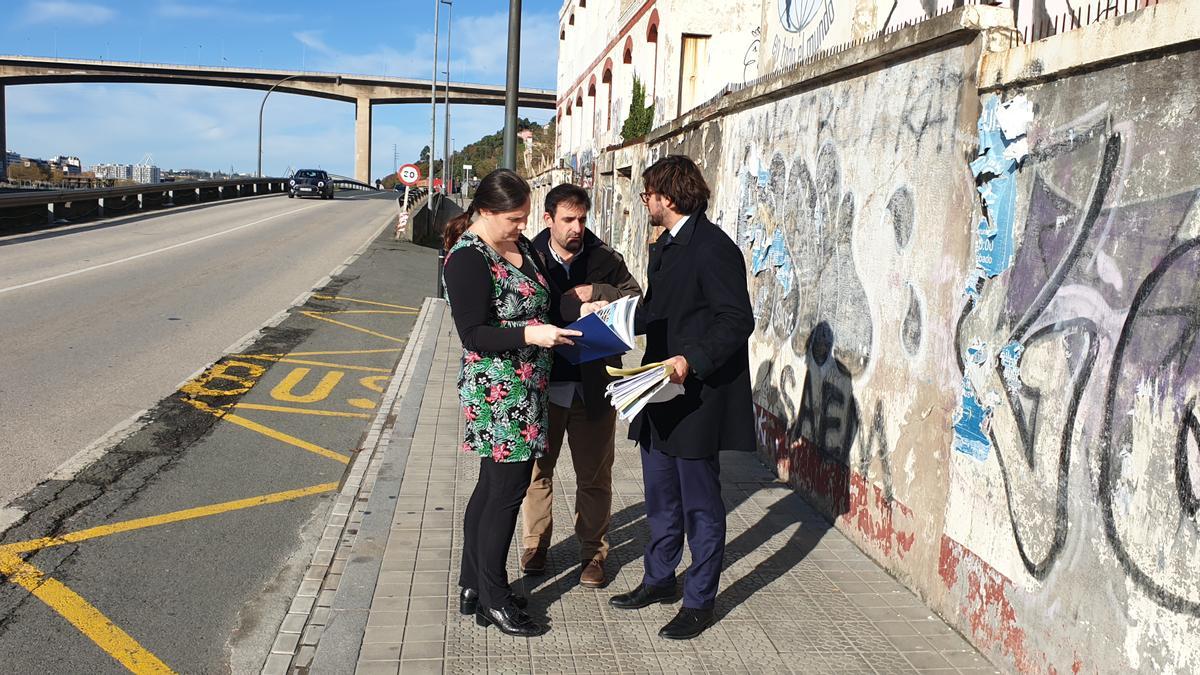La alcaldesa, Aitziber Oliban, en el terreno.
