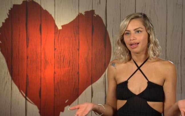 Sana, la comensal de 'First Dates' que no cree en la teoría de la evolución Sana, la comensal de 'First Dates' que no cree en la teoría de la evolución
