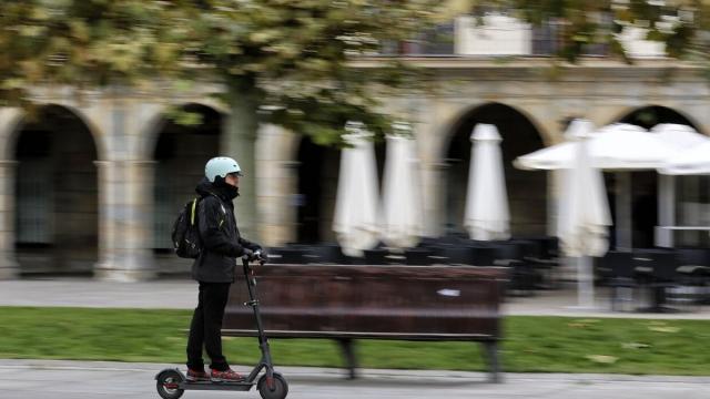 Una persona, con un patinete en Pamplona