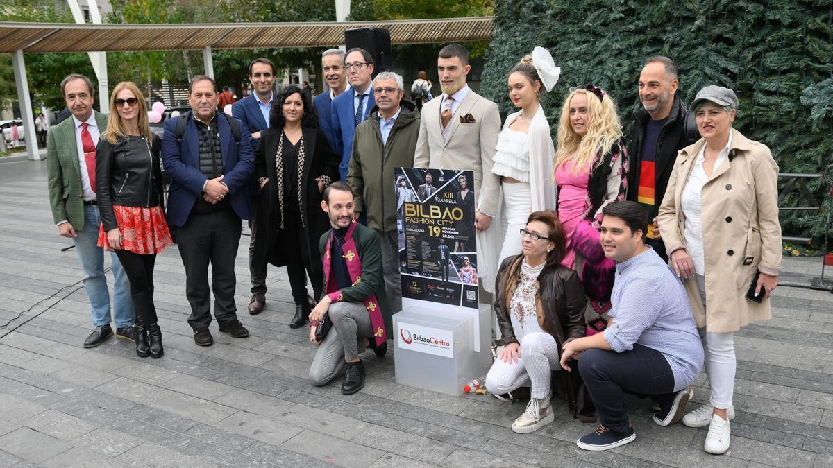 Representantes de 'BilbaoCentro' junto con diseñadores y comerciantes en la presentación de 'Bilbao Fashion City'