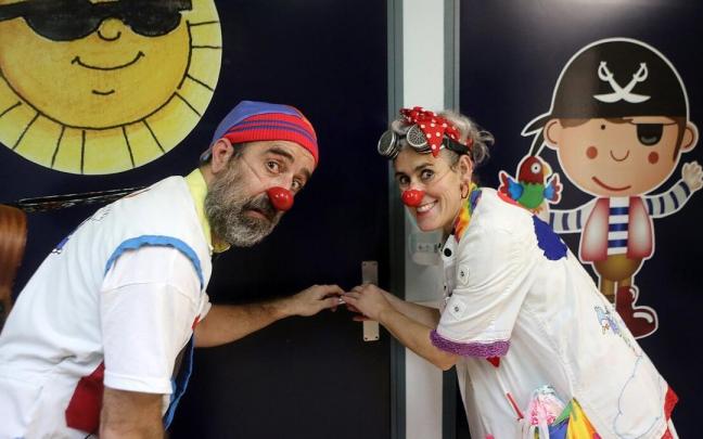 Dos payasos de la asociaci&oacute;n de Algaraklown que visitan a los ni&ntilde;os hospitalizados