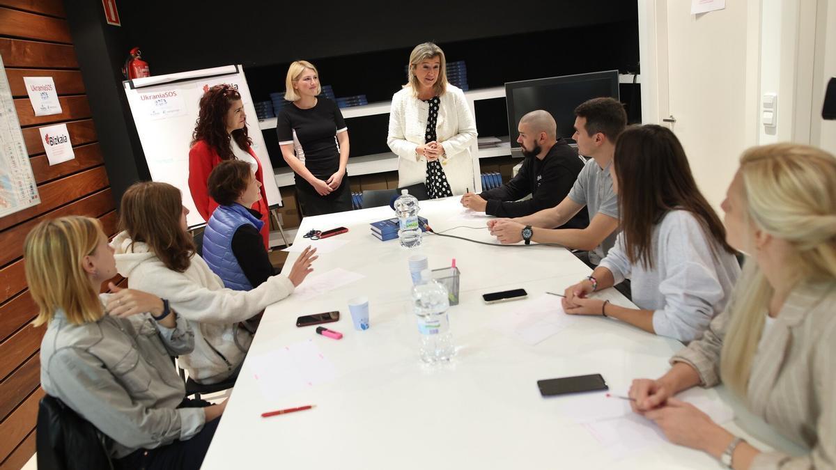 La Diputada Foral de Empleo e Inclusión Social, Teresa Laespada, en un encuentro con personas refugiadas ucranianas.