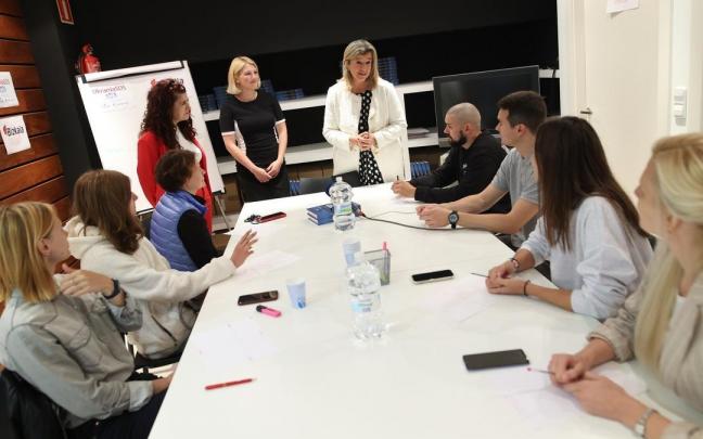 La Diputada Foral de Empleo e Inclusión Social, Teresa Laespada, en un encuentro con personas refugiadas ucranianas.