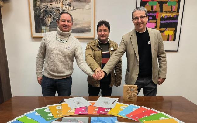 El concejal y el alcalde de Zarautz, Iker Basurko y Xabier Txurruka, tras firmar el acuerdo con Eduardo iribarren, director de Noticias de Gipuzkoa